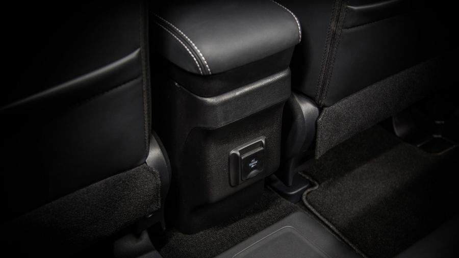 Детали интерьера Mitsubishi Outlander PHEV 2017 года  (NA) (фото 63 из 70)